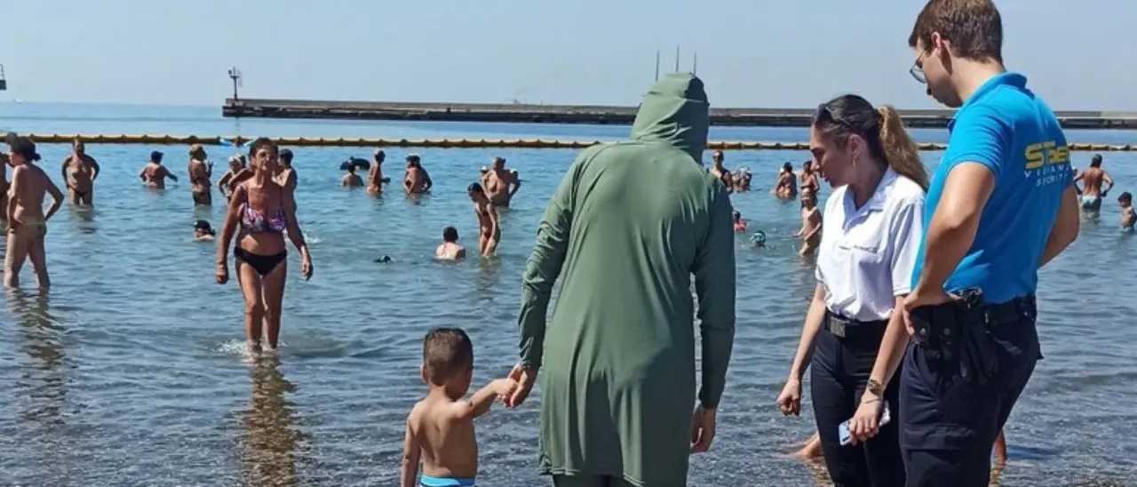 «Qui il bagno vestite non lo fate»: donne musulmane vittime di razzismo in una spiaggia di Trieste