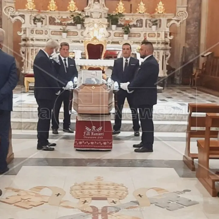 L’ultimo saluto a Giuseppe Profiti, a Catanzaro i funerali del commissario di Azienda zero