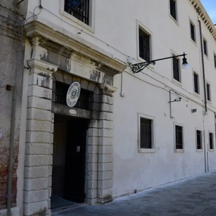 Venezia, evira con un coltello da cucina l’ex marito che avrebbe tentato di violentarla: arrestata