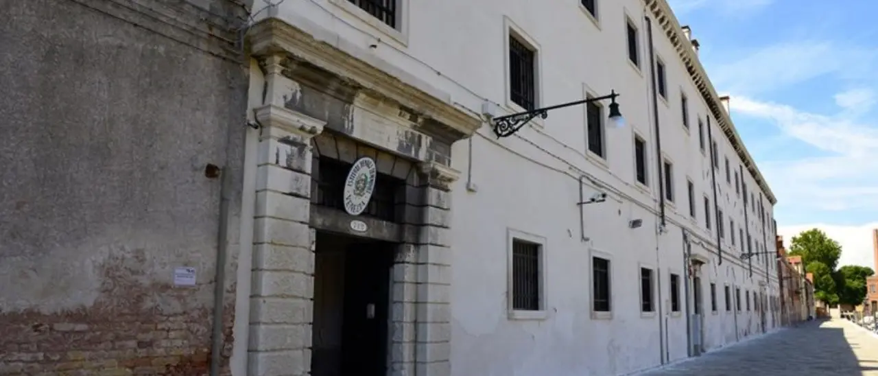 Venezia, evira con un coltello da cucina l’ex marito che avrebbe tentato di violentarla: arrestata