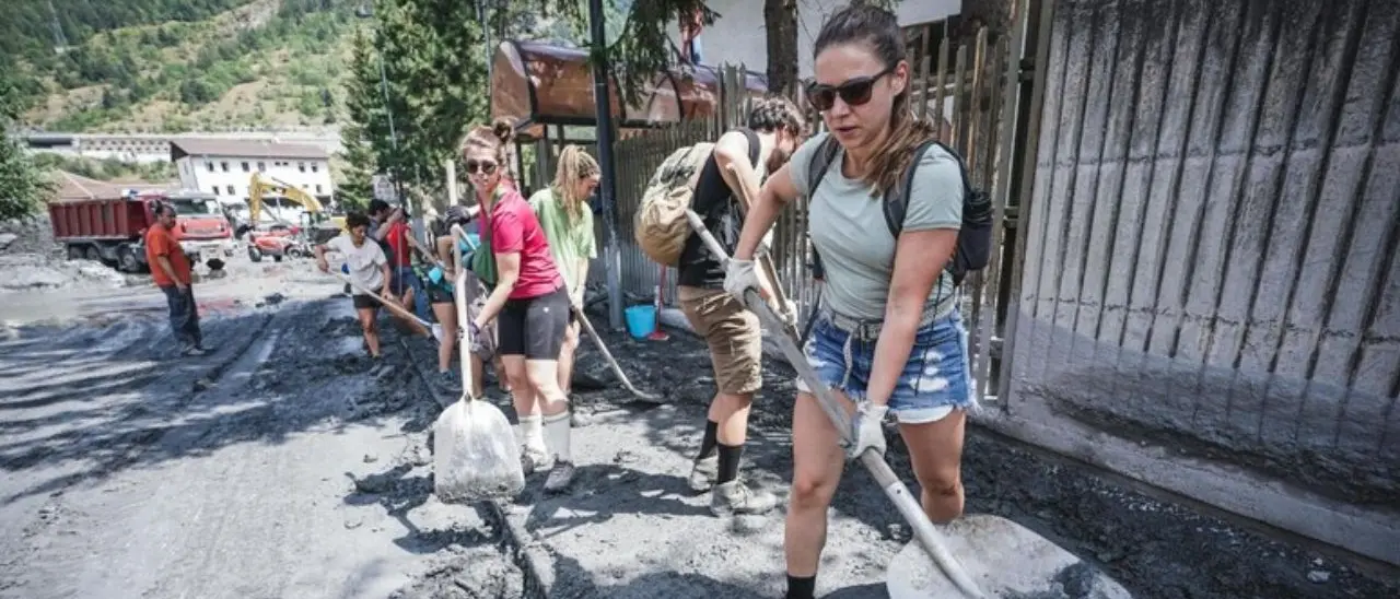Ferragosto di lavoro per ripulire le strade e ripristinare i servizi danneggiati dalla colata di fango