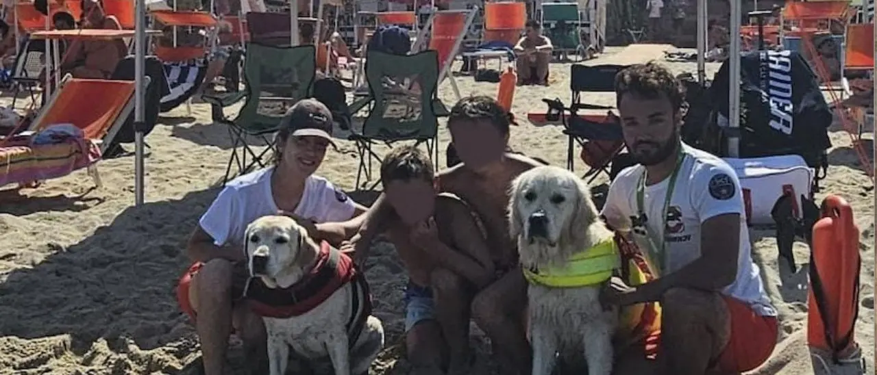 Per recuperare il pallone in acqua due bambini rischiano di annegare, soccorsi da cinque cani bagnino