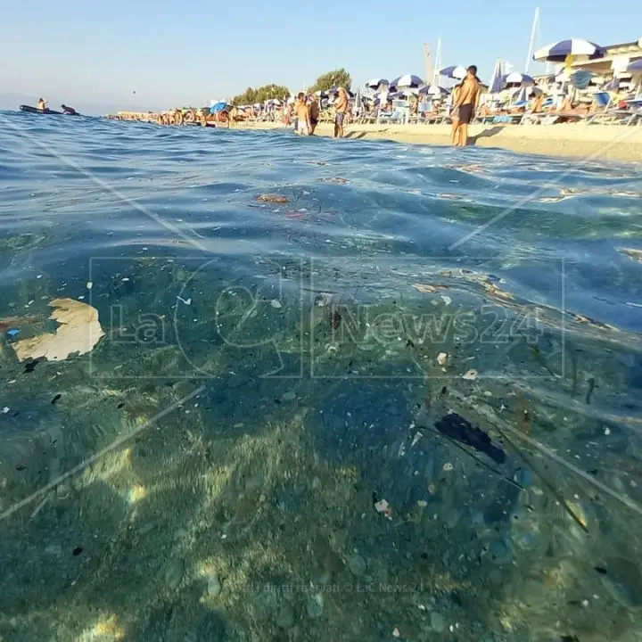 «Mai così sporco»: protestano bagnanti e turisti nel Vibonese per le condizioni del mare