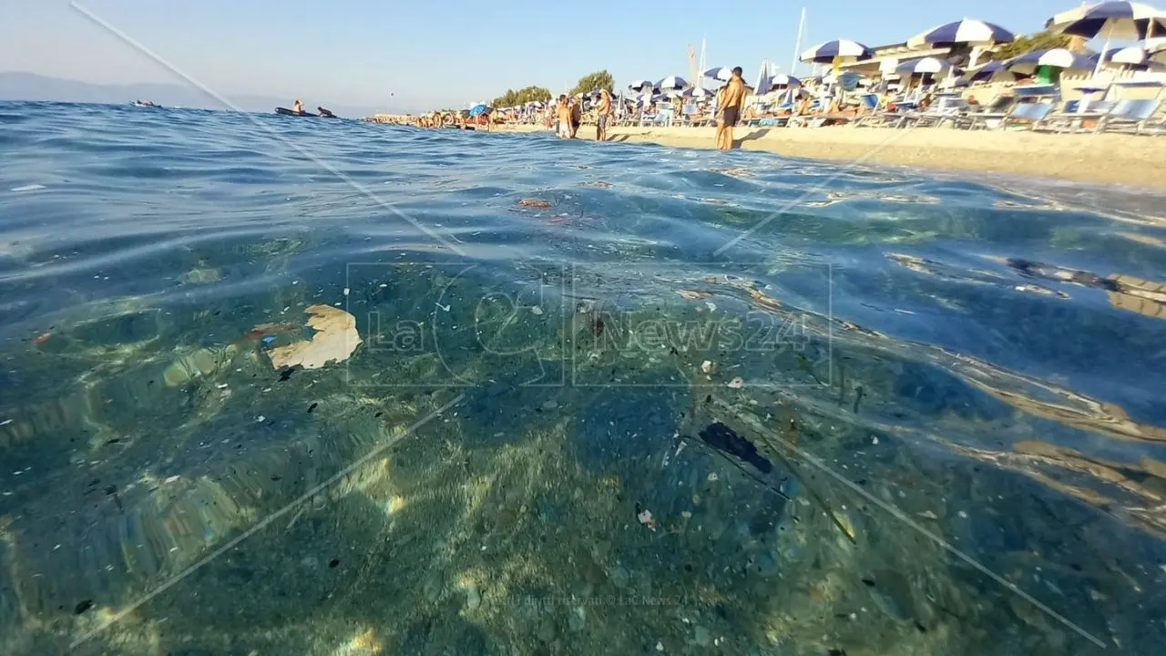 «Mai così sporco»: protestano bagnanti e turisti nel Vibonese per le condizioni del mare