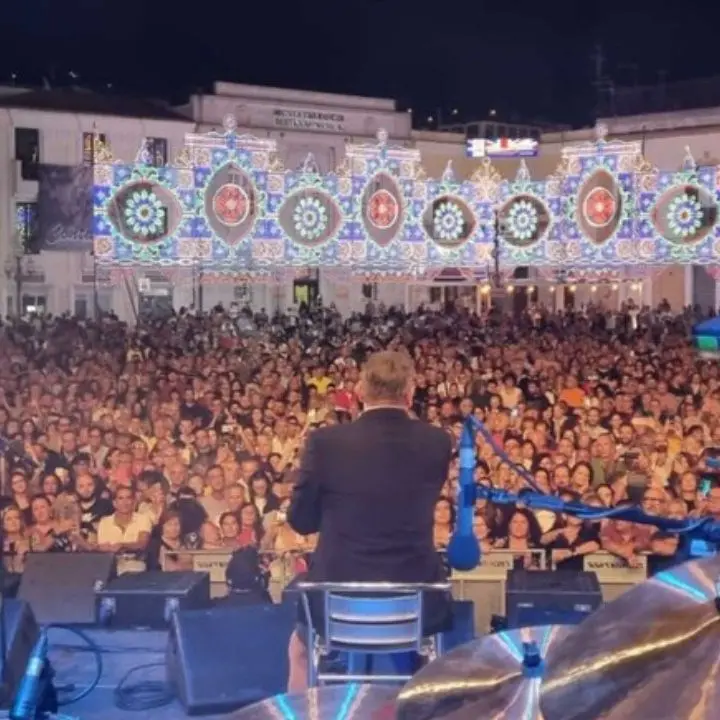 Tony Hadley scivola in camerino ma non rinuncia al concerto, a Palmi canta seduto