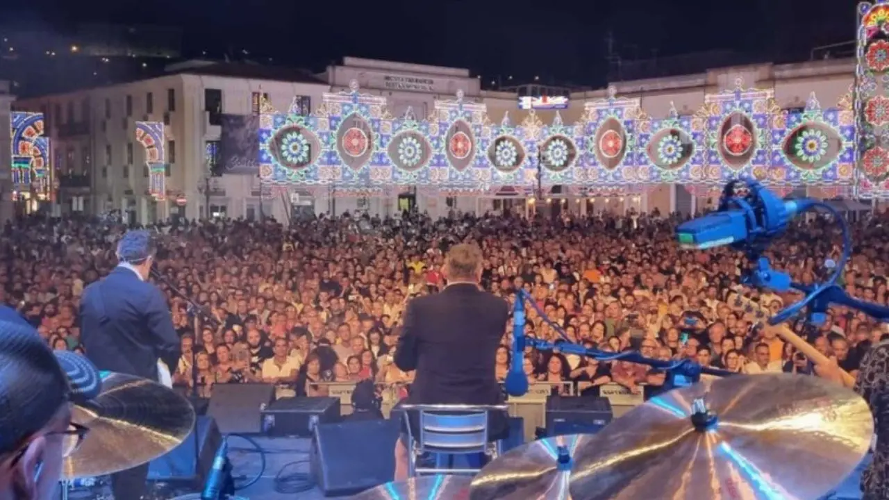 Tony Hadley scivola in camerino ma non rinuncia al concerto, a Palmi canta seduto