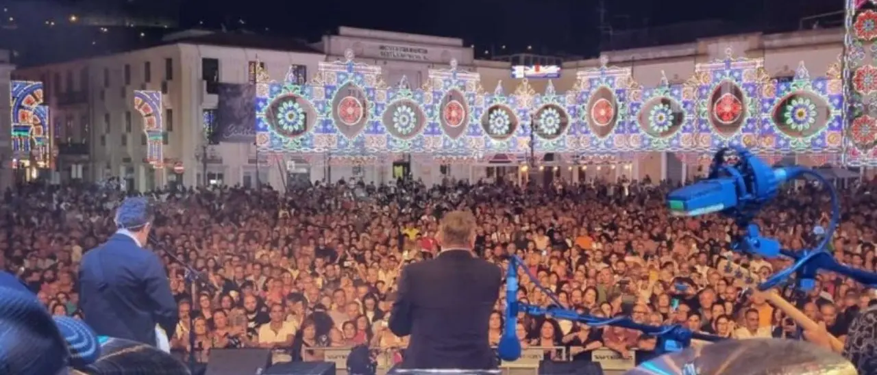 Tony Hadley scivola in camerino ma non rinuncia al concerto, a Palmi canta seduto