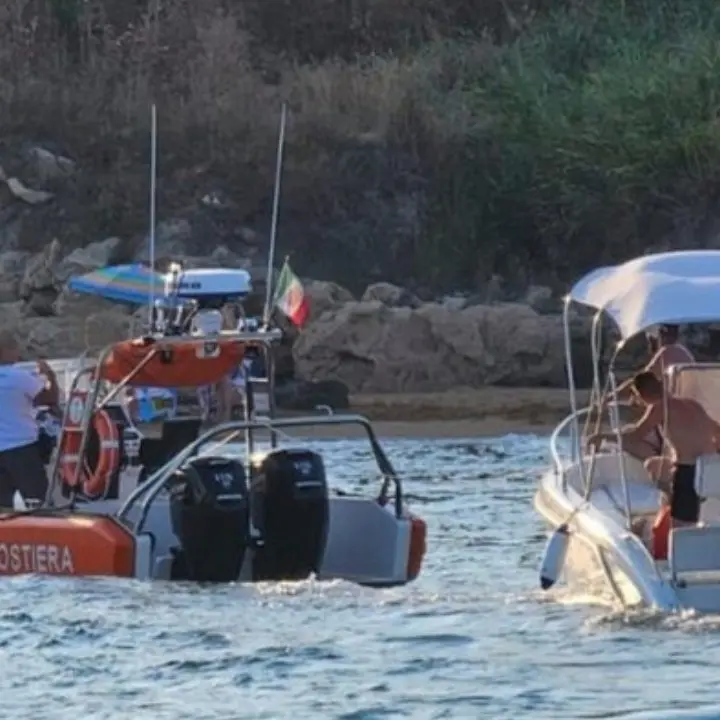 Barca rischia di affondare nel Crotonese, cinque persone salvate dalla Guardia costiera
