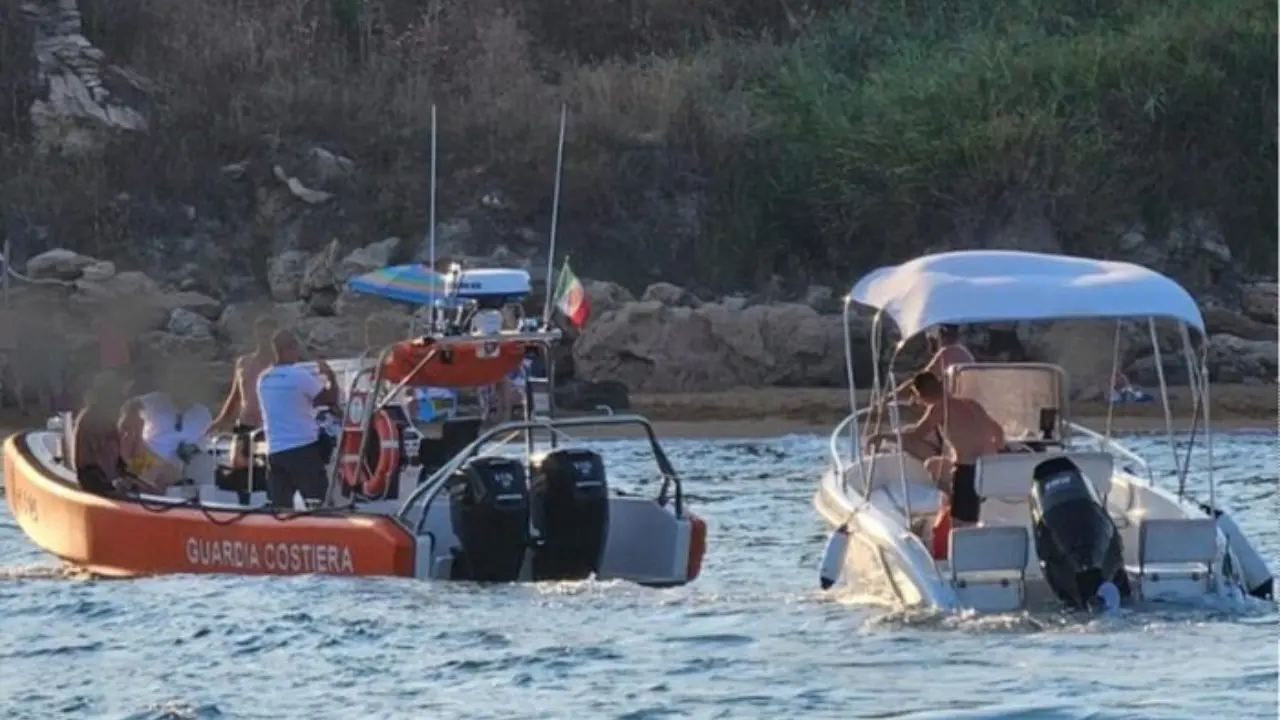 Barca rischia di affondare nel Crotonese, cinque persone salvate dalla Guardia costiera