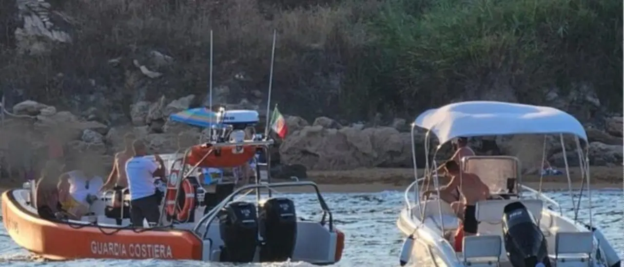 Barca rischia di affondare nel Crotonese, cinque persone salvate dalla Guardia costiera