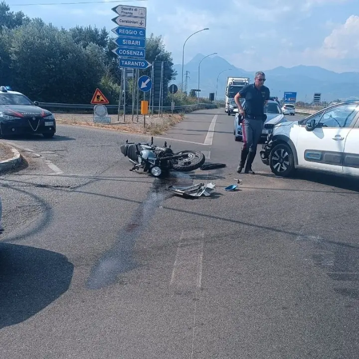 Incidente a Corigliano Rossano, scontro tra una moto e un’auto sulla statale 106: ferito il centauro