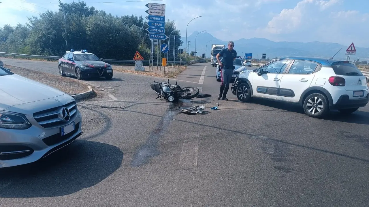 Incidente a Corigliano Rossano, scontro tra una moto e un’auto sulla statale 106: ferito il centauro