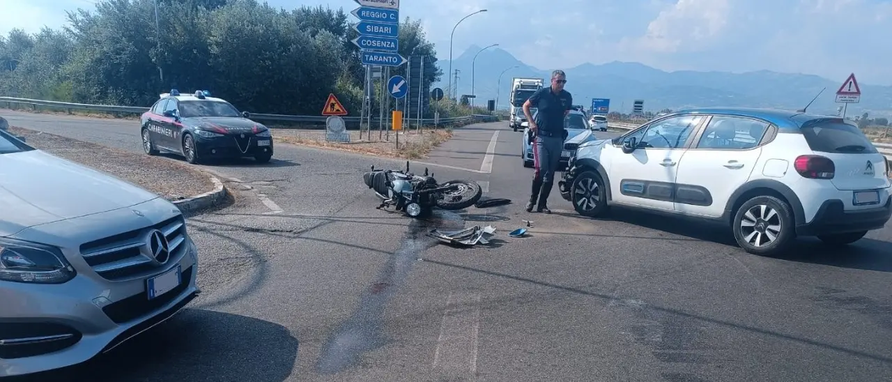 Incidente a Corigliano Rossano, scontro tra una moto e un’auto sulla statale 106: ferito il centauro