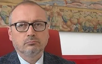 Caos rifiuti a Reggio, Versace replica a Gualtieri: «Parla in burocratese per trovare alibi alle sue incapacità»