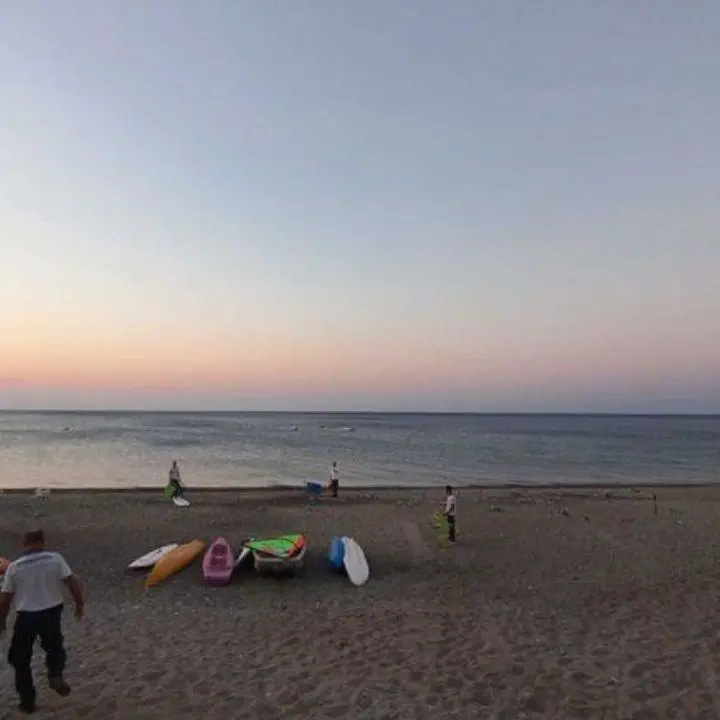 Nuovi sequestri di ombrelloni sulle spiagge libere nel Catanzarese