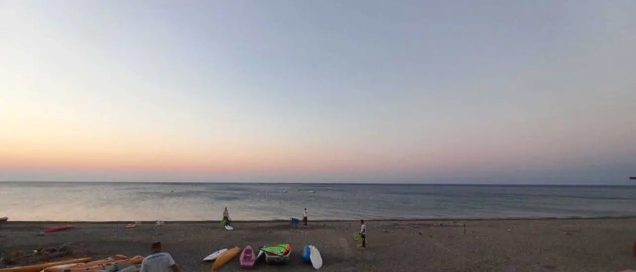 Nuovi sequestri di ombrelloni sulle spiagge libere nel Catanzarese