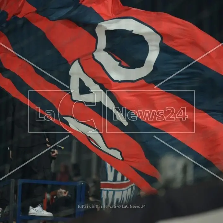 “Chi Vive d’Amore”, il Crotone lancia la campagna abbonamenti: «Un’onda rossoblù capace di travolgere tutto e tutti»