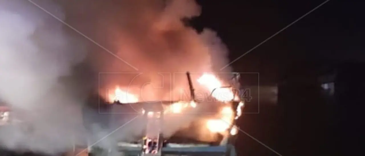 Fiamme a bordo di uno yacht di 22 metri ormeggiato nel porto di Badolato: non ci sono feriti
