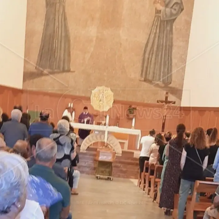 Catanzaro, l’ultimo saluto alla 43enne morta la notte di Ferragosto: «Ha fatto del bene a tutti»