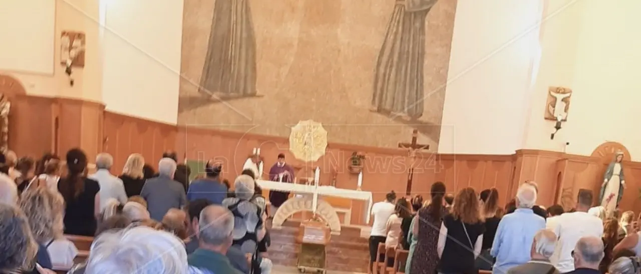Catanzaro, l’ultimo saluto alla 43enne morta la notte di Ferragosto: «Ha fatto del bene a tutti»