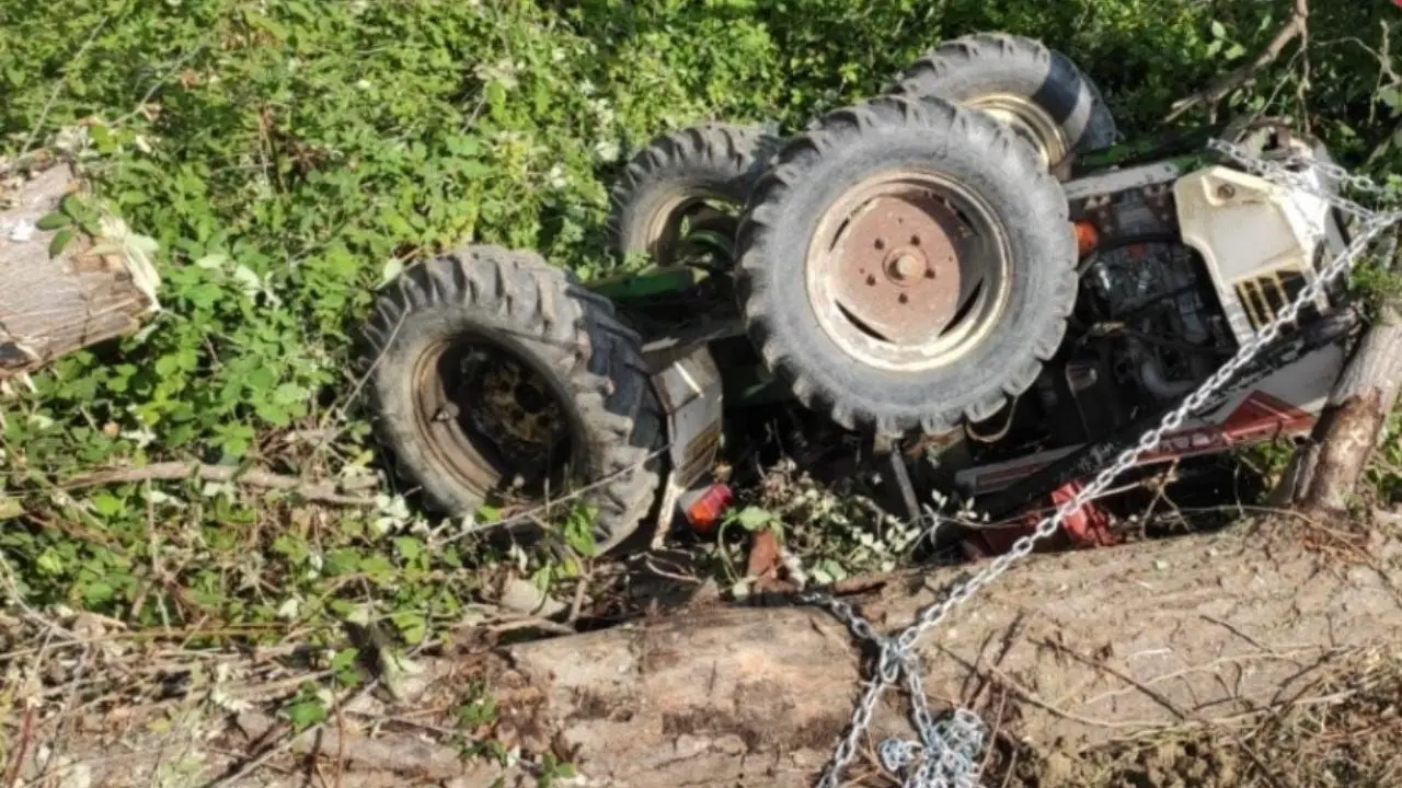 Dramma a Lamezia, si ribalta con il trattore e resta schiacciato: muore 59enne