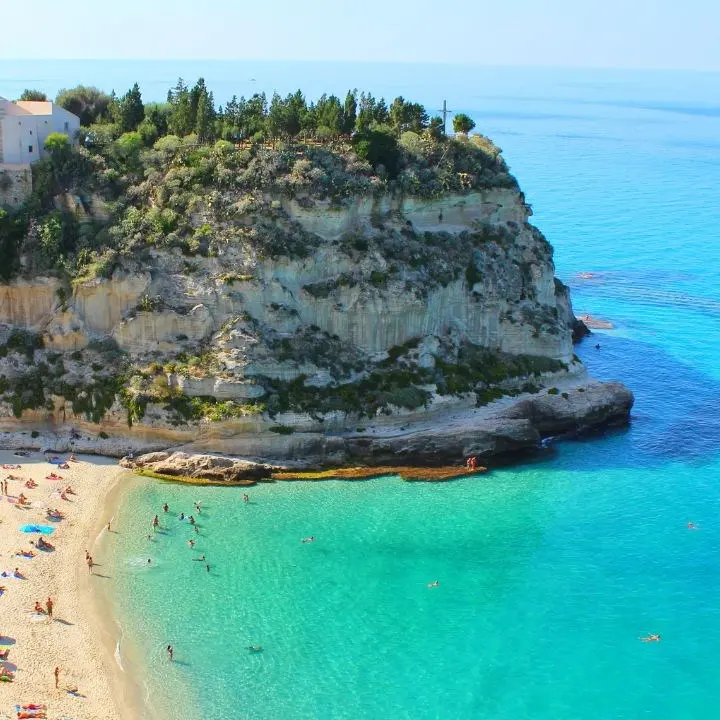 Tropea, cenano al ristorante e fuggono senza pagare. La rabbia del titolare: «Questo è il turismo d’elite»