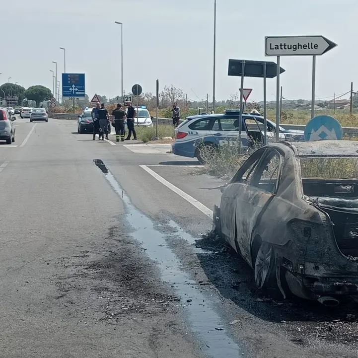 Incidente a Cassano, l’auto va a fuoco mentre percorrono la statale 534: salvi quattro turisti, traffico in tilt