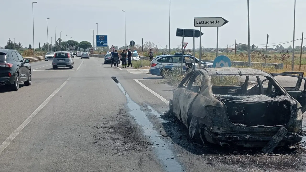 Incidente a Cassano, l’auto va a fuoco mentre percorrono la statale 534: salvi quattro turisti, traffico in tilt