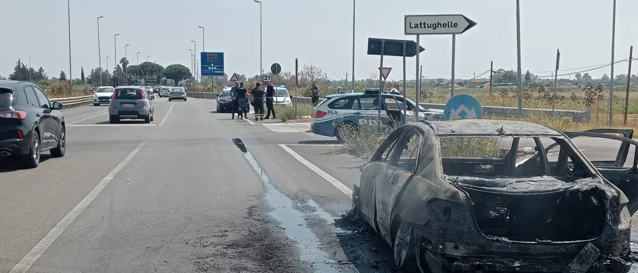 Incidente a Cassano, l’auto va a fuoco mentre percorrono la statale 534: salvi quattro turisti, traffico in tilt