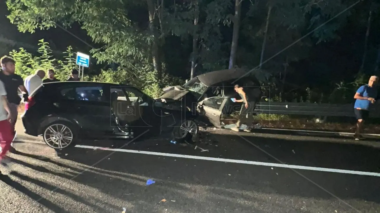 Spaventoso incidente sulla strada Jonio Tirreno, tre morti: fra le vittime una mamma e la sua bimba di 4 anni