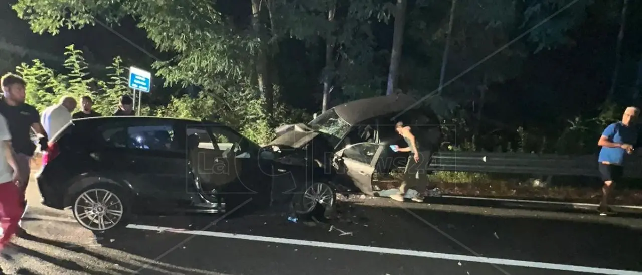 Spaventoso incidente sulla strada Jonio Tirreno, tre morti: fra le vittime una mamma e la sua bimba di 4 anni