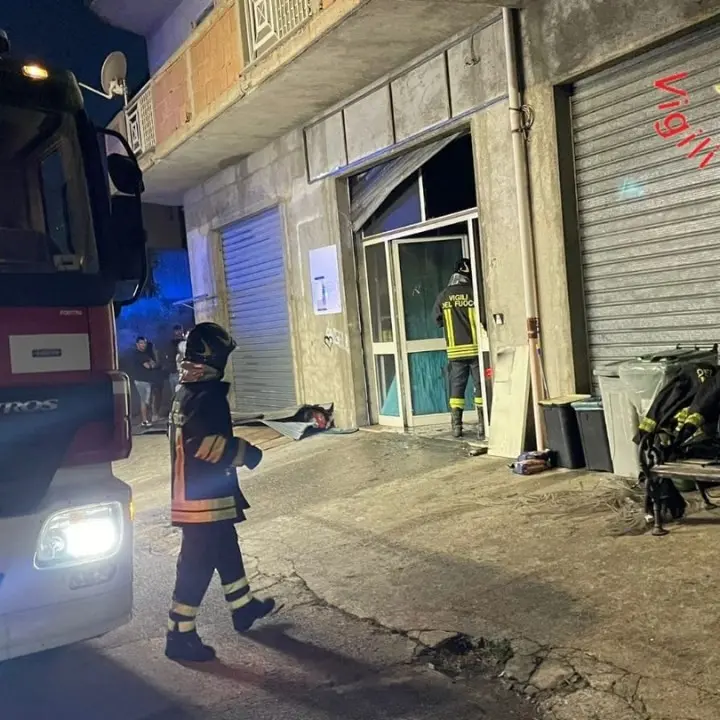 Incendio nel Catanzarese, in fiamme un negozio di generi alimentari e cartoleria: sul posto i vigili del fuoco