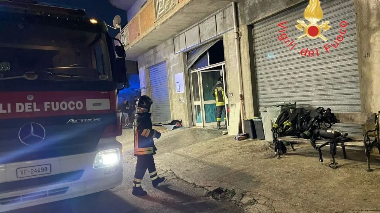 Incendio nel Catanzarese, in fiamme un negozio di generi alimentari e cartoleria: sul posto i vigili del fuoco