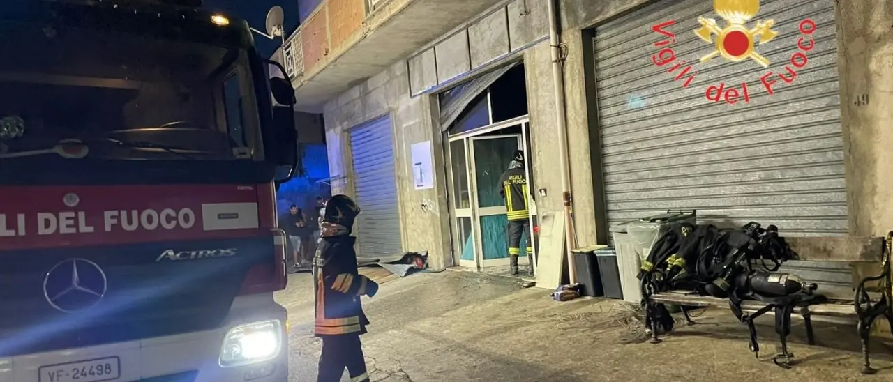 Incendio nel Catanzarese, in fiamme un negozio di generi alimentari e cartoleria: sul posto i vigili del fuoco