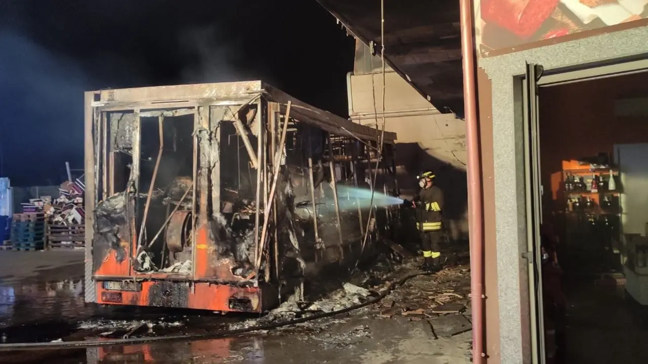 Incendio distrugge un camion e danneggia l’ingresso di un negozio a Siderno