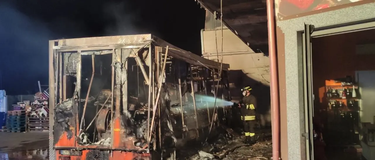 Incendio distrugge un camion e danneggia l’ingresso di un negozio a Siderno