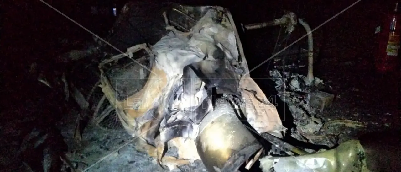 Elicottero di Calabria Verde distrutto da un rogo doloso: trovati due inneschi separati, danni per 3 milioni di euro