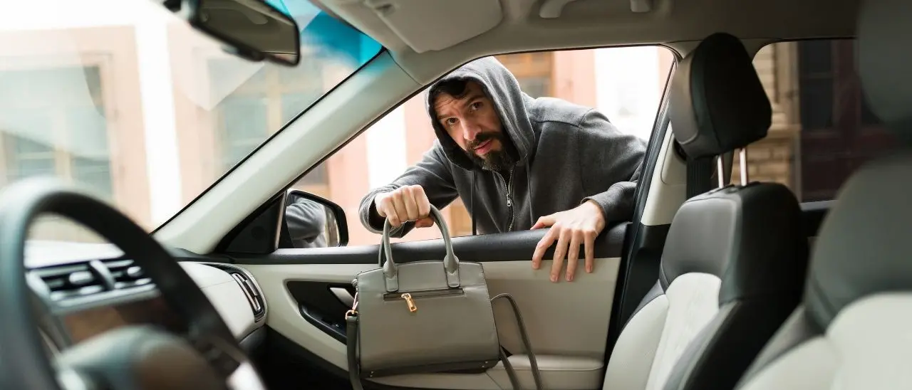 Reggio Calabria, vacanza premio non… meritata: ladro in permesso dal carcere ruba due borse e torna dentro