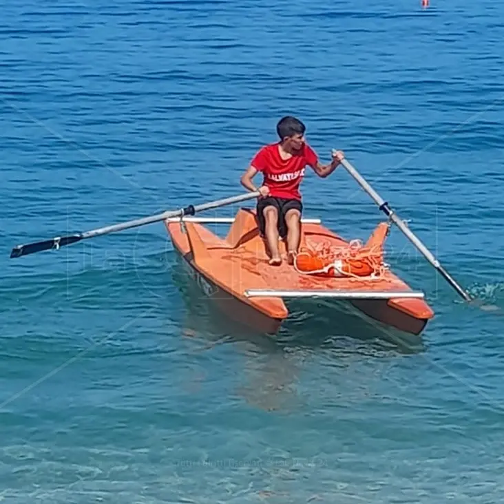 Nicotera, bagnino eroe a 16 anni: soccorre sei persone tra cui una bimba. L’orgoglio della mamma e l’applauso di chi era in spiaggia