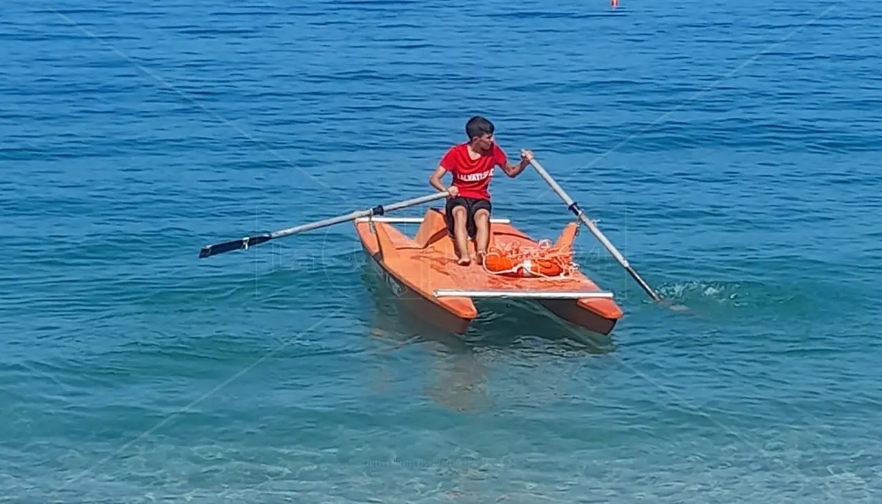 Nicotera, bagnino eroe a 16 anni: soccorre sei persone tra cui una bimba. L’orgoglio della mamma e l’applauso di chi era in spiaggia