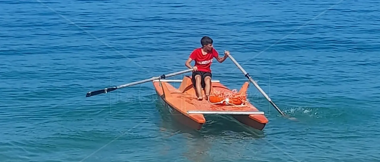 Nicotera, bagnino eroe a 16 anni: soccorre sei persone tra cui una bimba. L’orgoglio della mamma e l’applauso di chi era in spiaggia