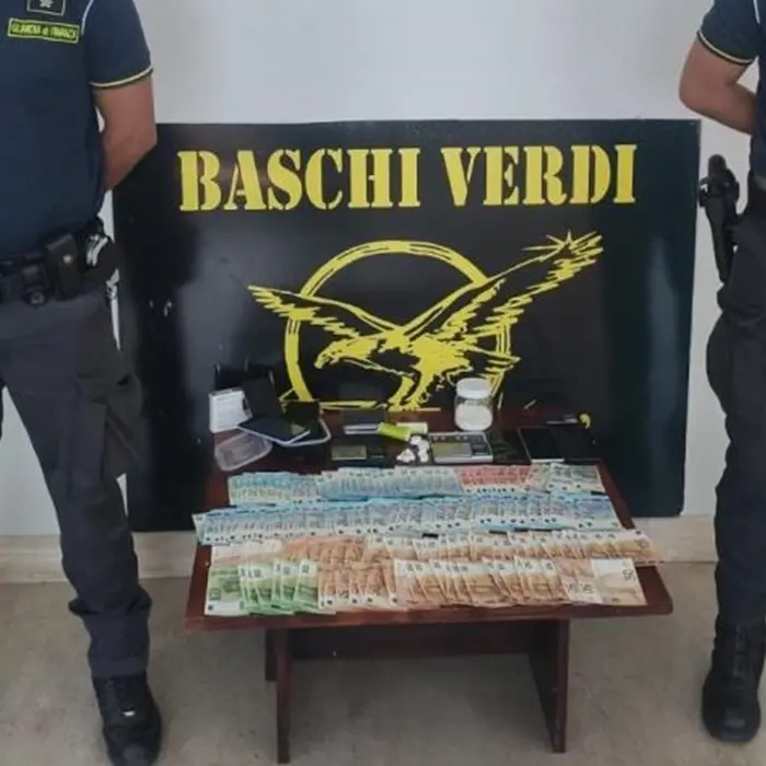Finanzieri si trasvestono da bagnanti e smantellano un punto di spaccio di cocaina a Nocera Terinese