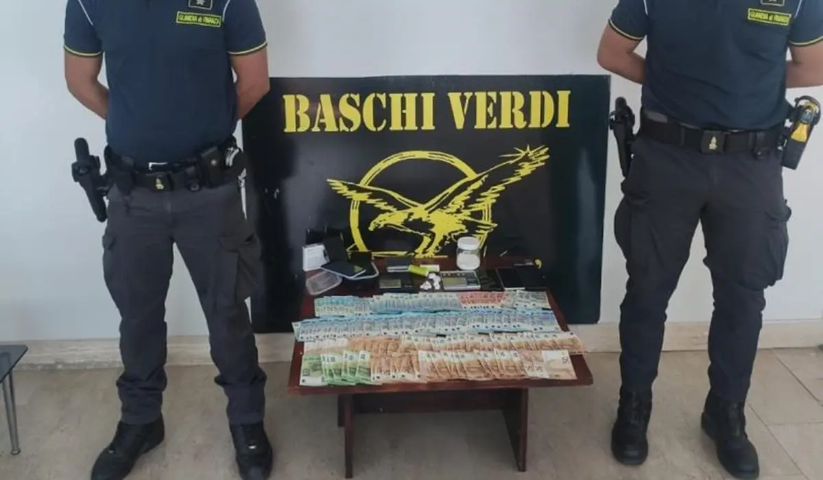 Finanzieri si trasvestono da bagnanti e smantellano un punto di spaccio di cocaina a Nocera Terinese