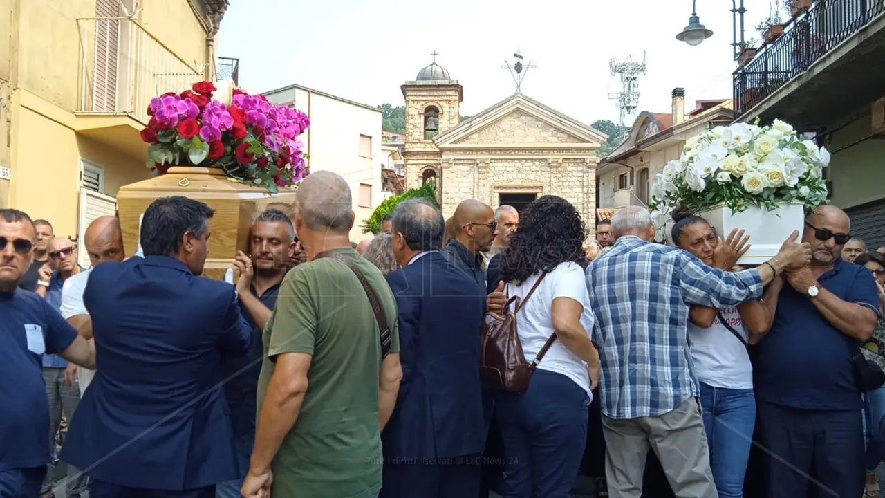 L’addio a Maya e Antonella, a Nicotera i funerali di mamma e figlia di 3 anni morte nell’incidente sulla Jonio Tirreno