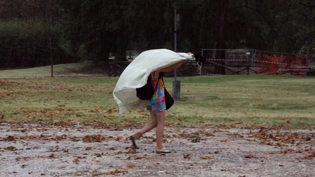 Ancora maltempo al Nord, allerta arancione in Lombardia e Liguria. Scendono da 18 a 8 le città con bollino rosso per il caldo