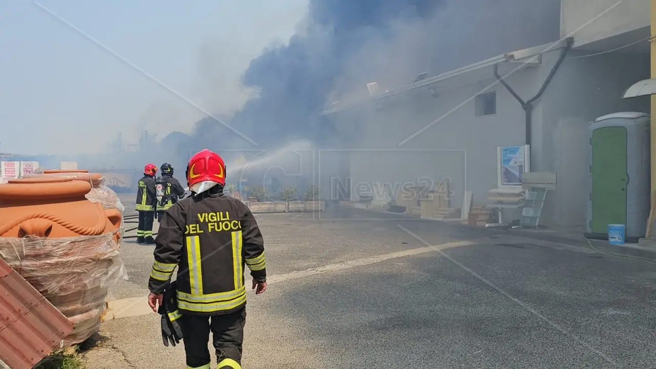 Incendio a Crotone, in fiamme un deposito di mezzi agricoli e vernici: a rischio altre strutture vicine