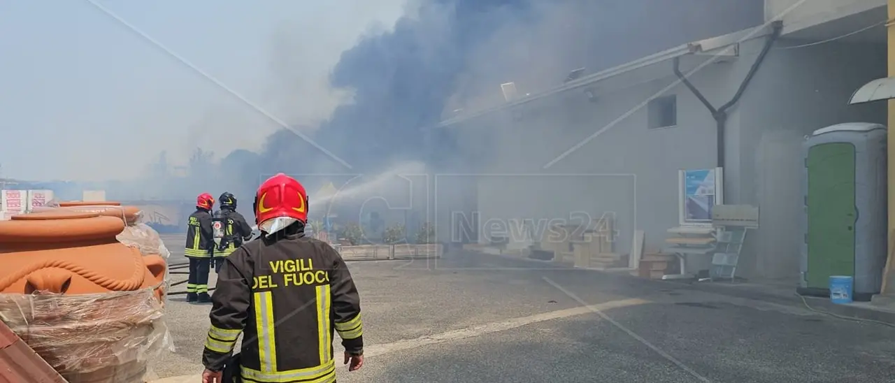 Incendio a Crotone, in fiamme un deposito di mezzi agricoli e vernici: a rischio altre strutture vicine
