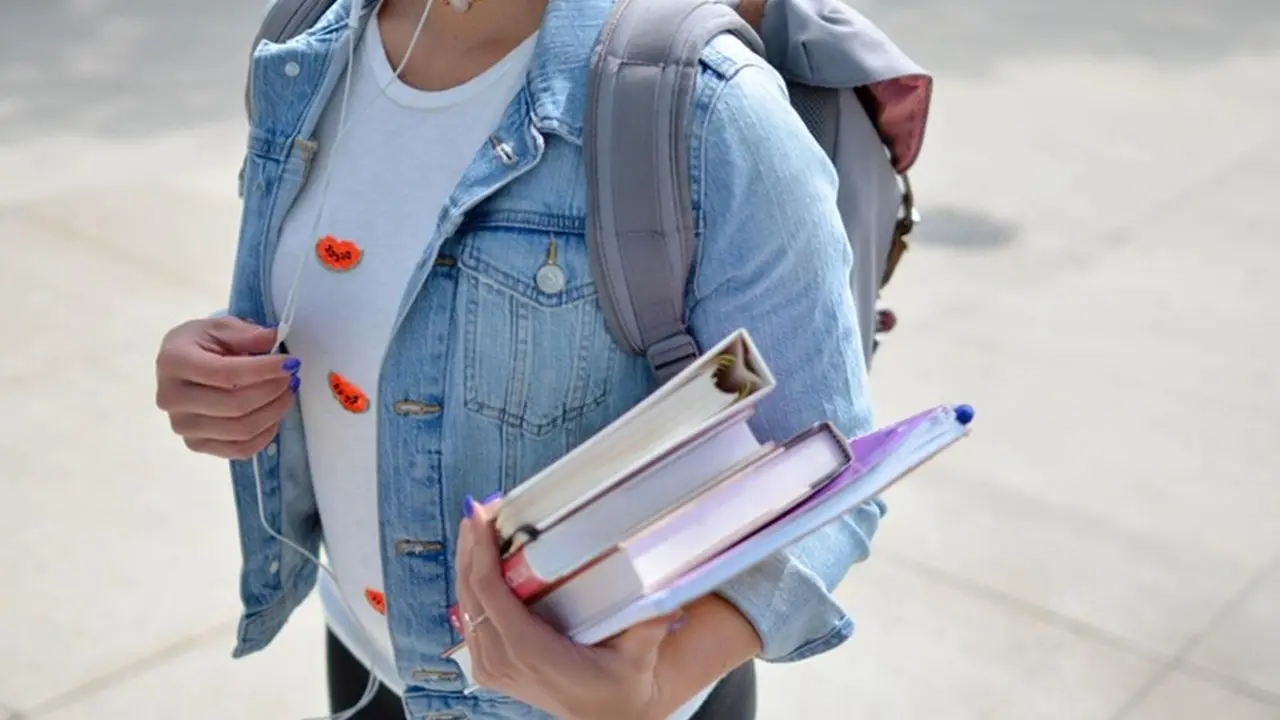 Aumentano i prezzi di libri e zaini: uno studente di primo liceo può arrivare a spendere 1300 euro