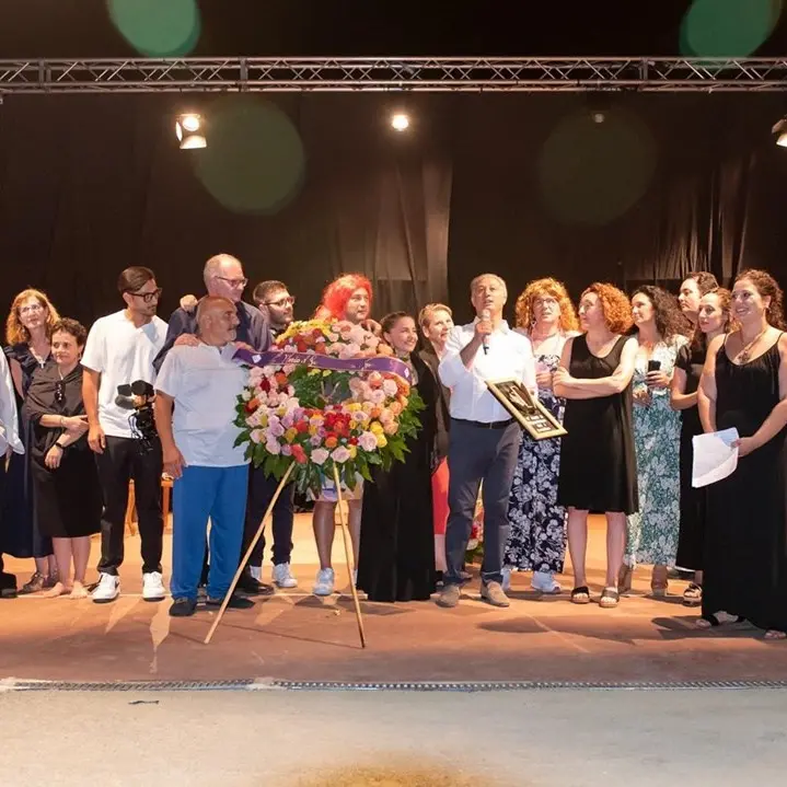 I giornalisti di Crotone in scena per beneficenza: il 28 agosto il bis della commedia su vizi e virtù della categoria