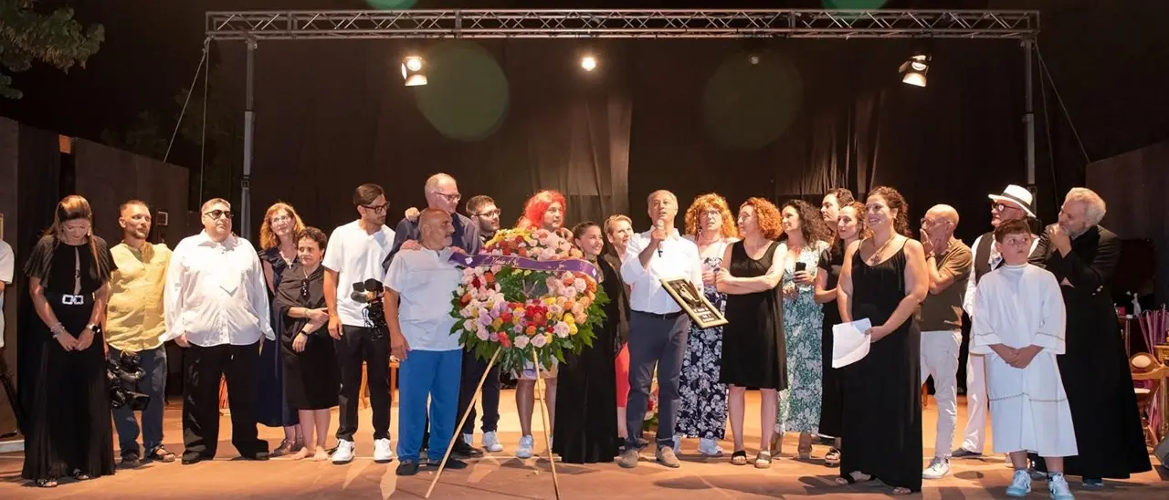 I giornalisti di Crotone in scena per beneficenza: il 28 agosto il bis della commedia su vizi e virtù della categoria